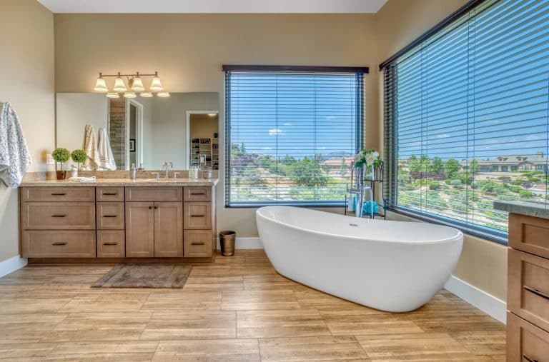 Une salle de bain avec de la lumière naturelle